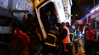 Kağıt gibi ezilen tırda can pazarı