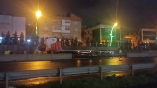 Kağıt gibi ezilen tırdan sağ kurtuldular