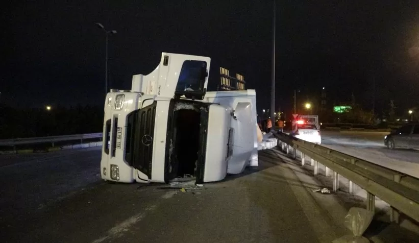 Kağıt yüklü tır devrildi