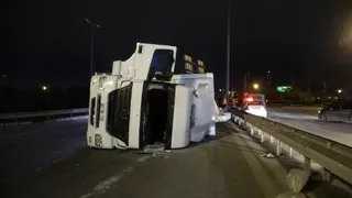 Kağıt yüklü tır devrildi