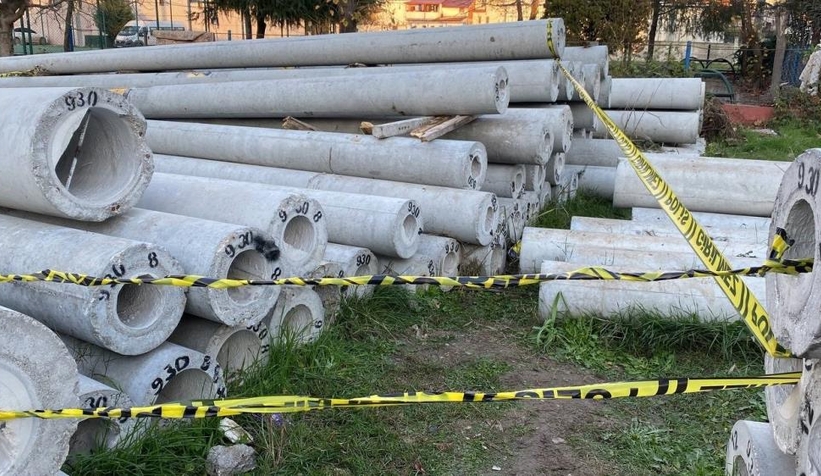 Kahreden haber; Beton direklerin arasında sıkışan çocuk öldü