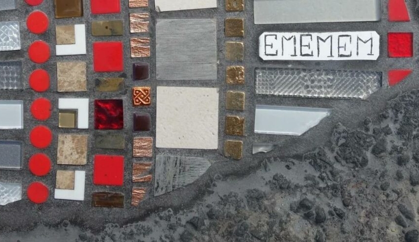 Kaldırım çatlaklarını mozaik sanatıyla onarıyor