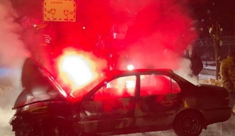 Kaldırıma çarpan otomobil yandı