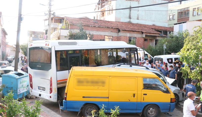 Kalp krizi geçiren sürücü 3 araca çarpıp öldü