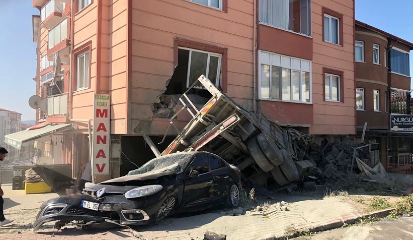 Kamyon 4 aracı biçip manav dükkanına girdi: 3 yaralı