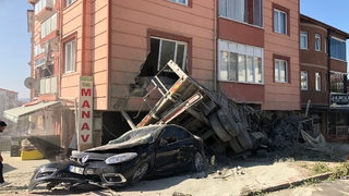 Kamyon 4 aracı biçip manav dükkanına girdi: 3 yaralı