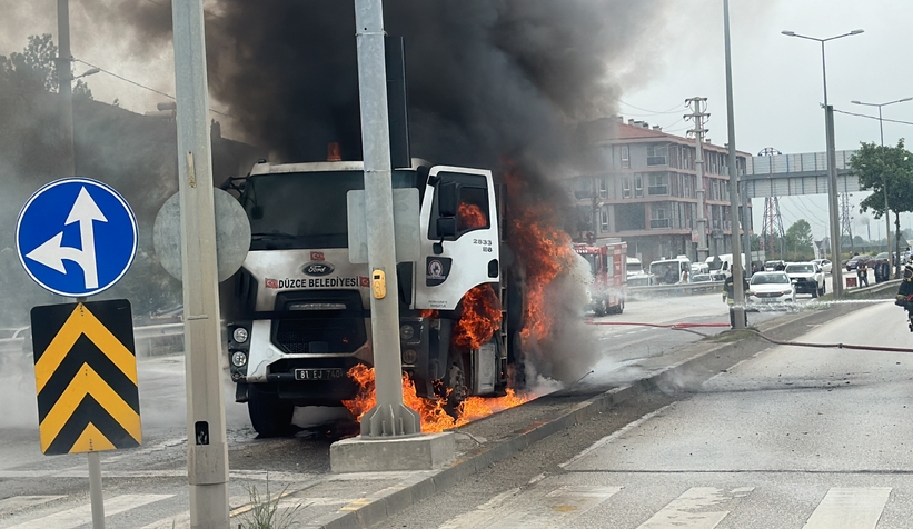 Kamyon alev alev yandı