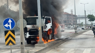 Kamyon alev alev yandı