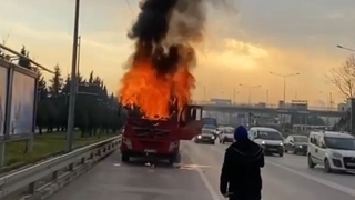 Kamyon alev alev yandı