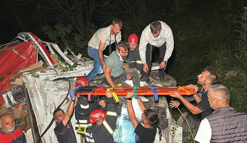 Kamyon dere yatağına uçtu: 2 yaralı