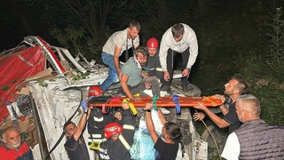 Kamyon dere yatağına uçtu: 2 yaralı