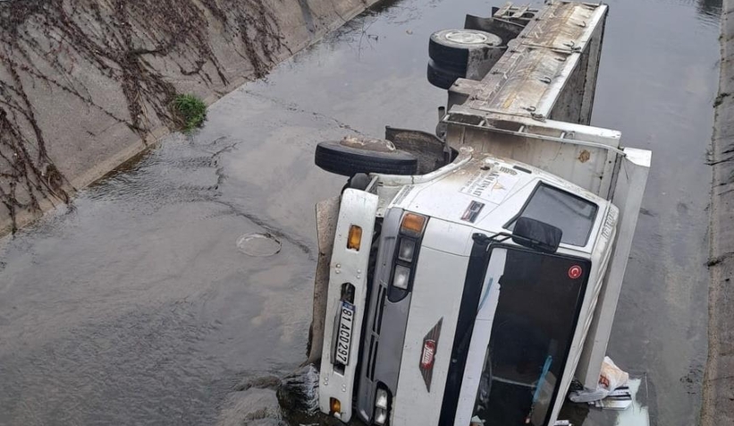 Kamyon dereye uçtu