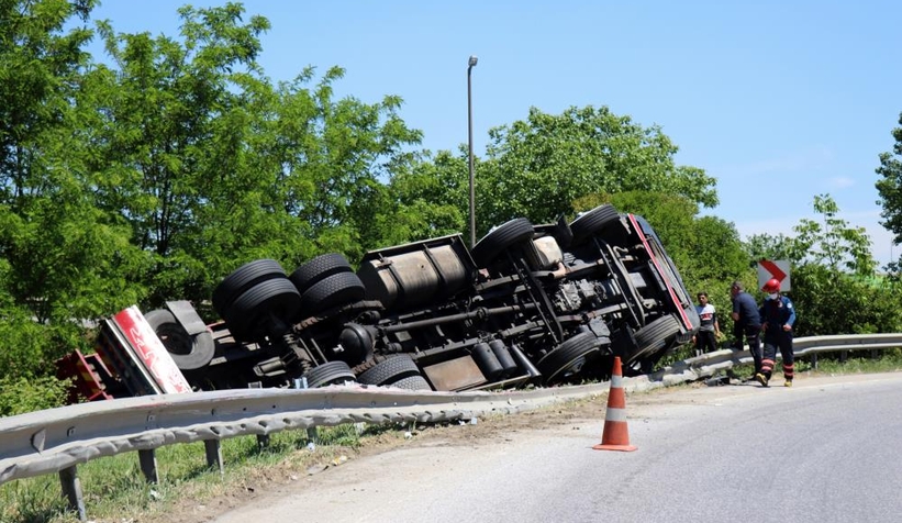 Kamyon devrildi, sebzeler etrafa saçıldı