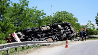 Kamyon devrildi, sebzeler etrafa saçıldı