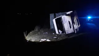 Kamyon devrildi, sürücü yaralı