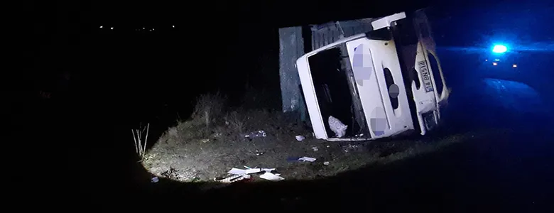 Kamyon devrildi, sürücü yaralı