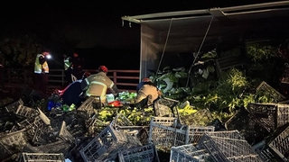 Kamyon ile kamyonet çarpıştı: 1 ölü, 6 yaralı