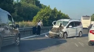 Kamyon ile kamyonet çarpıştı: 2 yaralı