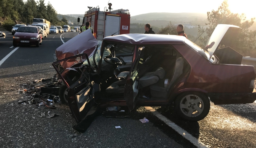 Kamyon ile otomobil çarpıştı: 1 ölü, 2 yaralı