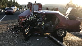 Kamyon ile otomobil çarpıştı: 3 yaralı