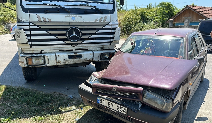 Kamyon ile otomobil çarpıştı: 3’ü çocuk 5 yaralı