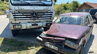 Kamyon ile otomobil çarpıştı: 3’ü çocuk 5 yaralı