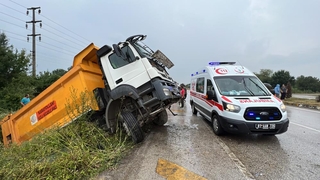 Kamyon kanala uçtu: 1 yaralı