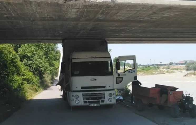 Kamyon köprü altına sıkıştı!
