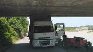 Kamyon köprü altına sıkıştı!