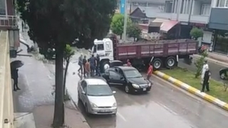 Kamyon refüjü aşıp karşı yöne geçti