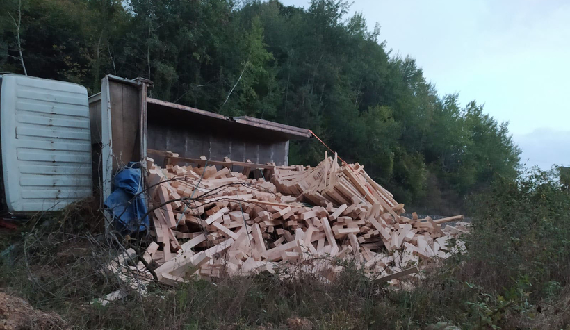 Kamyon yan yattı, sürücü yaralandı