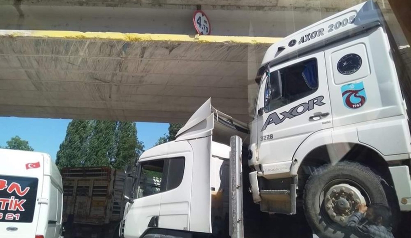 Kamyon yüklü tır alt geçitte mahsur kaldı