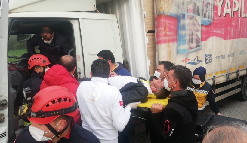 Kamyona arkadan çarptı, araçta sıkıştı