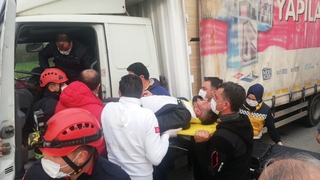 Kamyona arkadan çarptı, araçta sıkıştı