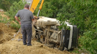Kamyondan canını kurtarmak için atlarken altında kaldı