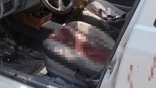 Kamyondan düşen tomruk otomobile saplandı