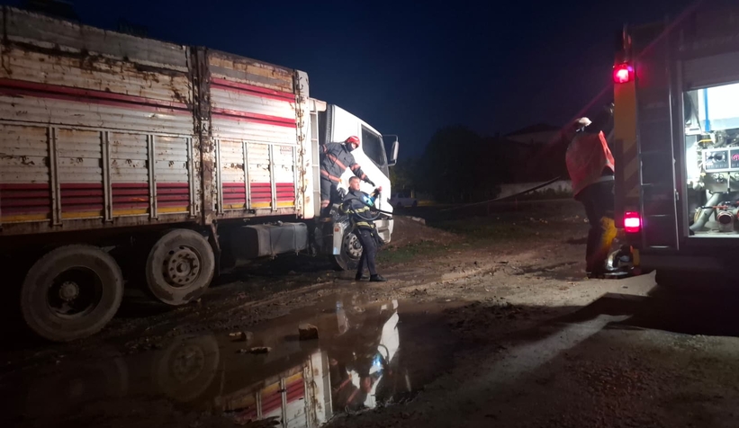 Kamyondan yükselen dumanlar korkuttu