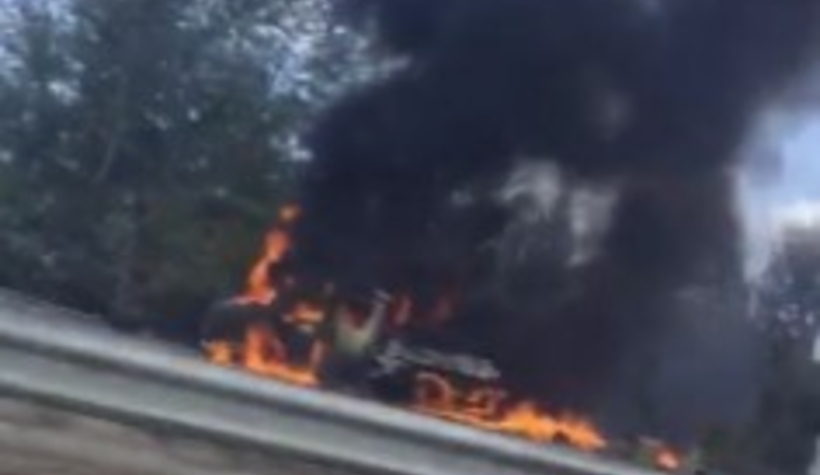 Kamyonet alev alev yandı