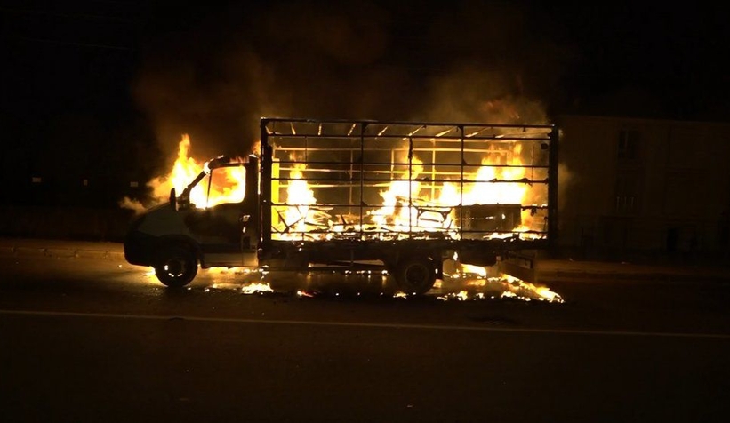 Kamyonet alev topuna döndü