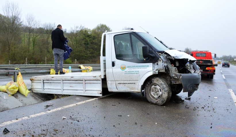 Kamyonet bariyerlere çarptı, gübreler yola saçıldı