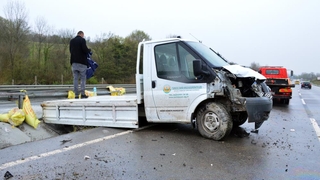 Kamyonet bariyerlere çarptı, gübreler yola saçıldı