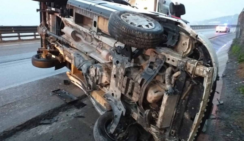 Kamyonet devrildi; sürücü sıkıştı