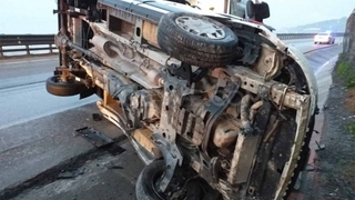 Kamyonet devrildi; sürücü sıkıştı