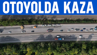 Kamyonet devrildi, trafik kilitlendi