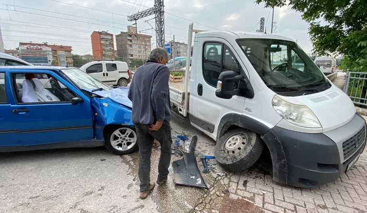 Kamyonet ile çarpışan otomobilde 3 kişi yaralandı