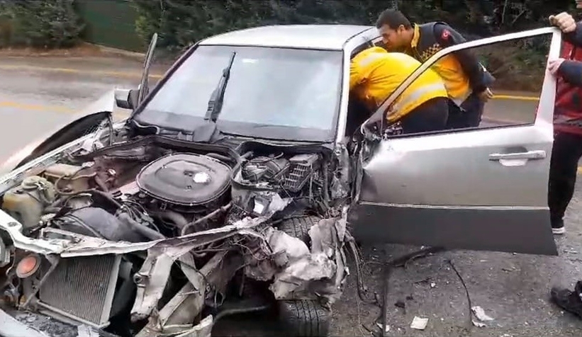 Kamyonet ile çarpışan otomobilde sürücü sıkıştı