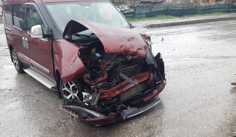 Kamyonet ile hafif ticari araç çarpıştı: 1 yaralı