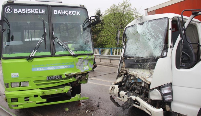 Kamyonet ile halk otobüsü kafa kafaya çarpıştı: 2 yaralı