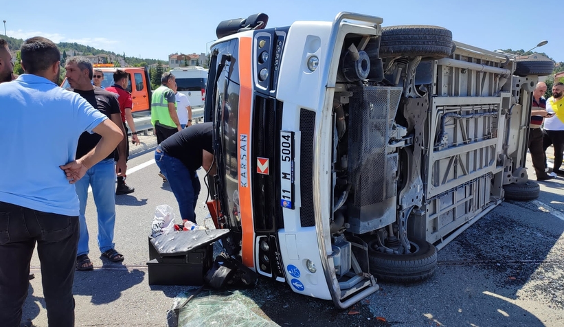 Kamyonet ile minibüs çarpıştı; 4 yaralı
