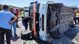 Kamyonet ile minibüs çarpıştı; 4 yaralı